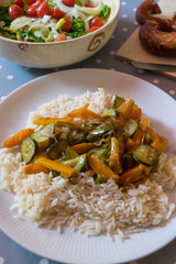 Arroz con verduras y bol con ensalada