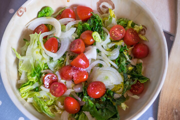 Ensalada con cebollas, lechugas y tomates cherry