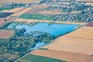 Fototapeta premium Reportage en montgolfière au-dessus de Pommard. Hot-air ballooning over Pommard.