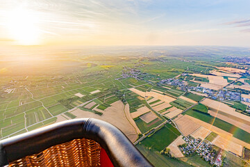 Reportage en montgolfière au-dessus de Pommard. Hot-air ballooning over Pommard. - obrazy, fototapety, plakaty