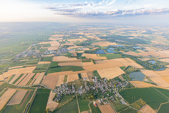 Reportage en montgolfi&egrave;re au-dessus de Pommard. Hot-air ballooning over Pommard.