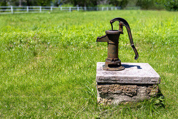 古い井戸の手押しポンプ