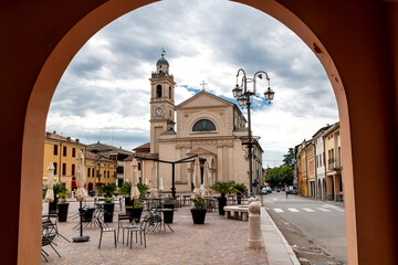 Marktplatz von Kirche von Brescello in der Emilia-Romagna, Italien