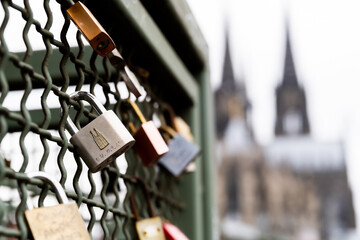 Kölner Dom an der Hohenzollener Brücke