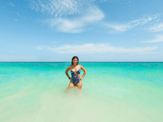 Fototapeta na wymiar Beautiful woman enjoying the wonderful beaches of Holbox