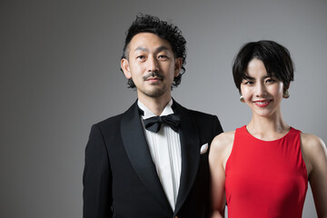 カッコイイ社交ダンスのペアのイメージ アップ　カメラ目線