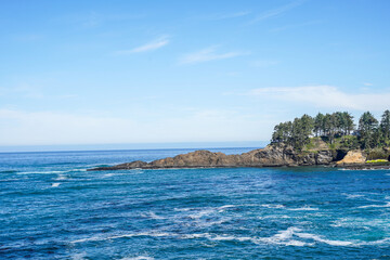 Naklejka premium Beautiful Oregon coast. Pacific ocean, beach, cliffs, sky, water. Depoe Bay.