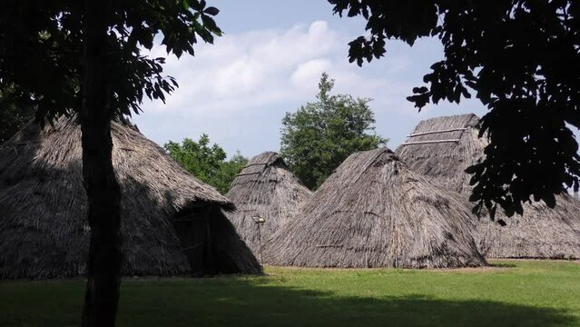 縄文時代と古墳時代の茅葺の家 
