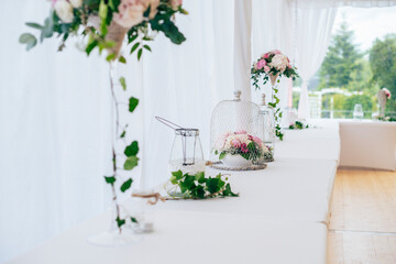 Fototapeta na wymiar Dekoracje weselne, kwiaty na wesele, aranżacja weselna, oprawa weselna