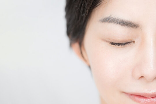 目元や睫毛など　素肌のような健康的で美しい美容イメージ　目を閉じる