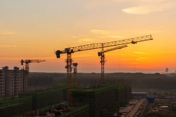 The construction site is in the morning.&nbsp;&nbsp;In the morning, the tower hangs over the construction site.