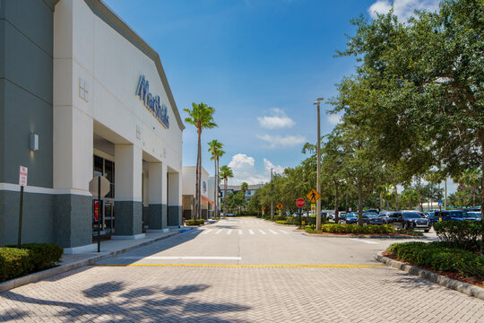 Photo of Pineapple Commons shopping plaza Stuart Florida