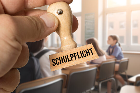 Sch&uuml;ler in der Schule und Stempel Schulpflicht
