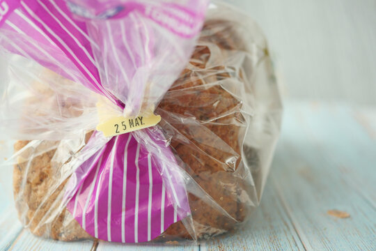  expiry date on a bread packet 