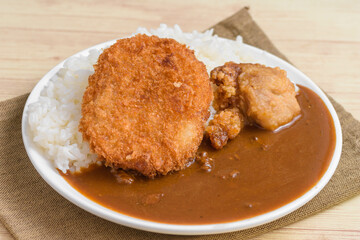 コロッケと鶏唐揚げカレー