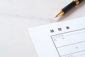 就職活動や転職活動に必要な履歴書を手書きで記入する