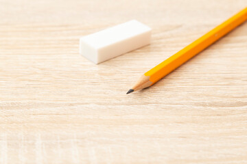 机に置かれた鉛筆と消しゴム
