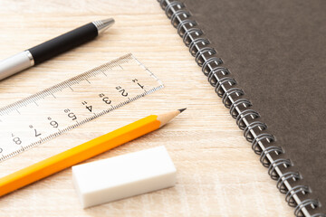 机に置かれた文房具