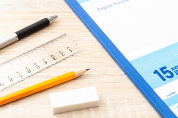 机に置かれた文房具