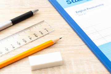 机に置かれた文房具