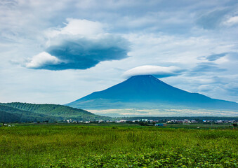 忍野村から富士山と吊るし雲