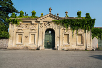 Obraz premium Piazza dei Cavalieri di Malta in Rome with greengate keyhole. View of St Peter’s Basilica, Vatican