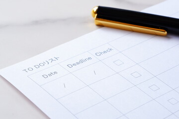 やるべきこと、日付、締切日を記入するTO-DOリスト