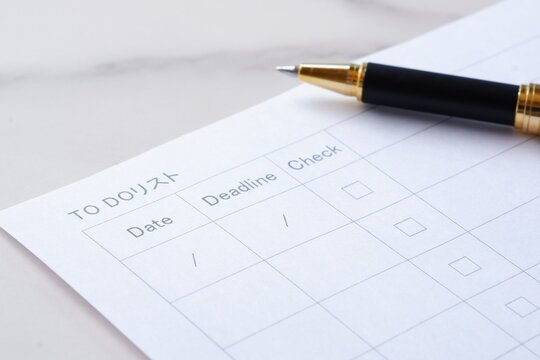 やるべきこと、日付、締切日を記入するTO-DOリスト