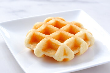 バターをたっぷり使って焼き上げた格子模様の洋菓子のワッフル