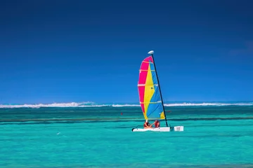 Crédence de cuisine en verre imprimé Bora Bora, Polynésie française People on a color catamaran sailboat or winsurf sailing in calm caribbean sea, summer vacation and sport