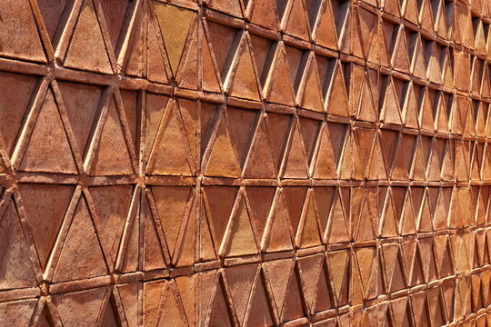 Mur de brique avec motif g&eacute;om&eacute;trique.