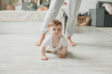 Naklejka premium crawling baby 6 months in the nursery at home.