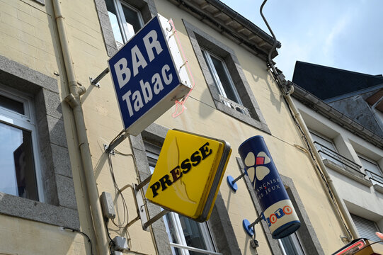 Granville, France, 27 juin 2023 : Enseigne d'un bar tabac presse et loto en gros plan