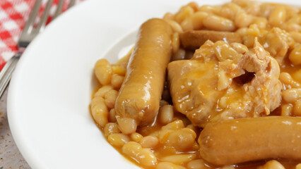 cassoulet , en gros plan, dans une assiette	