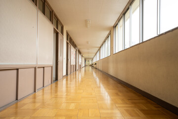 学校の廊下、日のあたる放課後の校舎、