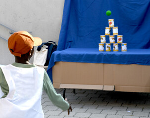 un enfant joue au chamboulle tout - obrazy, fototapety, plakaty