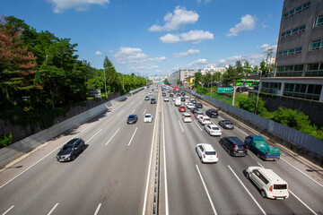 traffic on the highway 고속도로 자동차 교통 자동차