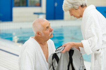 Obraz premium senior couple in a spa during their holidays