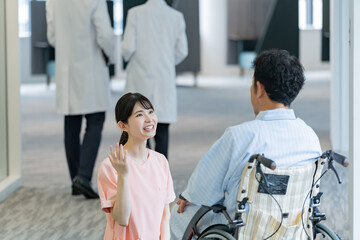 Fototapeta premium 話する医療従事者