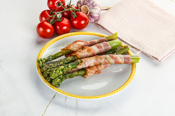 Grilled asparagus with bacon