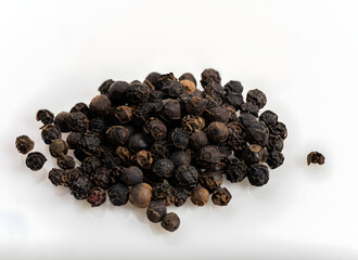 Haufen schwarzer Pfefferk&ouml;rner &ndash; W&uuml;rze und Geschmack