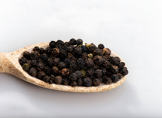 Haufen schwarzer Pfefferk&ouml;rner &ndash; W&uuml;rze und Geschmack