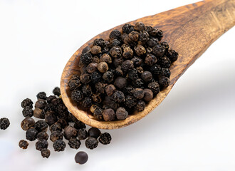 Haufen schwarzer Pfefferk&ouml;rner &ndash; W&uuml;rze und Geschmack