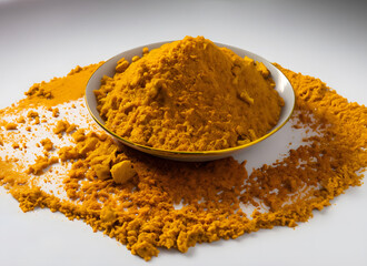Goldgelbes Kurkumapulver auf Teller &ndash; Kraftvolles Gew&uuml;rz und Heilmittel