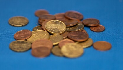 Arrangement of coins in a stack on a flat surface