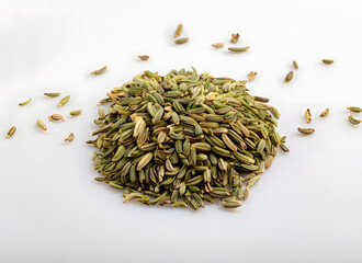 Haufen von Fenchelsamen auf wei&szlig;em Hintergrund &ndash; Gesundes Gew&uuml;rz