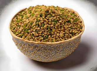 Naturbelassene Linsen auf wei&szlig;em Untergrund &ndash; Vegane Proteinquelle