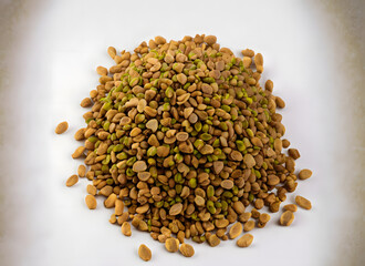 Naturbelassene Linsen auf wei&szlig;em Untergrund &ndash; Vegane Proteinquelle