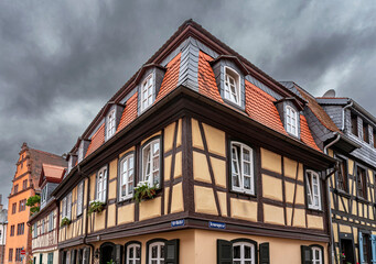 Fototapeta na wymiar Fachwerkhäuser in der historischen Altstadt von Frankfurt-Höchst mit grauem Wolkenhimmel