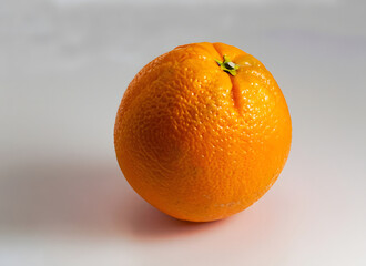 Frische, saftige Orange auf hellem Hintergrund &ndash; Nahaufnahme
